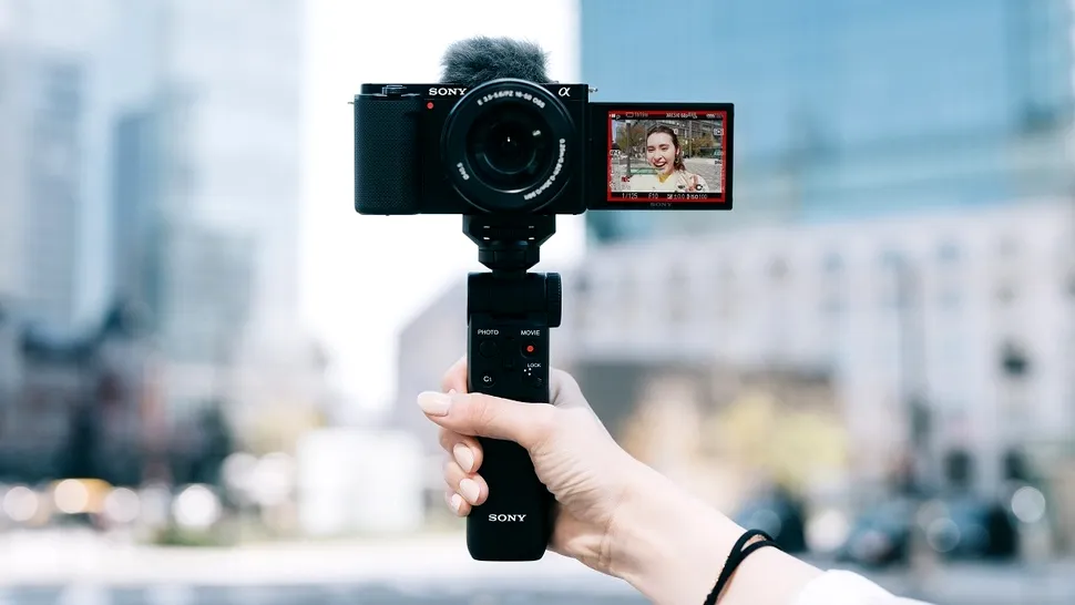 Sony lansează ZV-E10, o cameră mirrorless realizată special pentru vloggeri