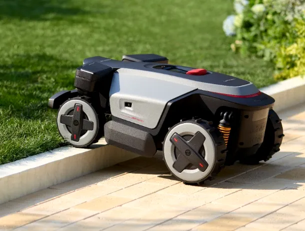 O nouă generație de roboți de tuns gazonul ajunge în România, cu AI și LiDAR pentru navigație autonomă