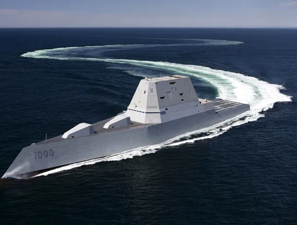 Distrugătorul stealth american Zumwalt revine „ciungit” în serviciu activ: A pierdut o componentă importantă, dar a primit rachete hipersonice
