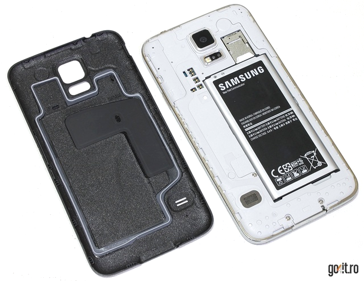 Samsung Galaxy S5 - sloturile interne şi garnitura pentru etanşeizare