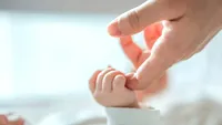 Un bebeluș de doar 11 zile, diagnosticat cu o tumoră cerebrală după ce medicii au observat o infecție minusculă la o unghie. Prin ce coșmar a trecut familia