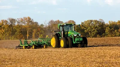 John Deere lansează tractorul autonom care muncește singur pământul