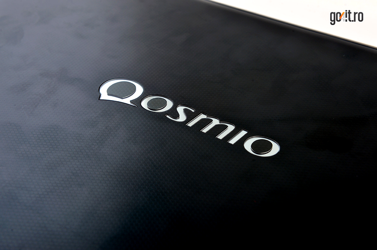 Toshiba Qosmio X870 - logo-ul Qosmio este iluminat roşu