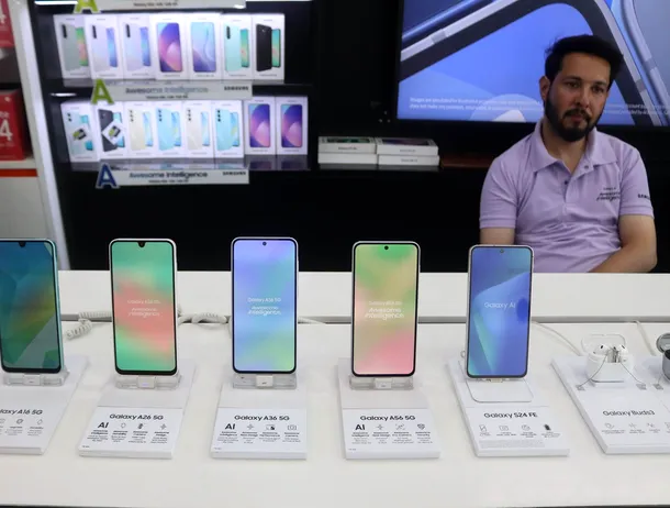 India intră în cursa AI cu un rival al ChatGPT care poate fi utilizat fără internet, pe telefoane de bază