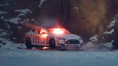 Un proprietar de Tesla și-a aruncat în aer mașina cu dinamită. VIDEO