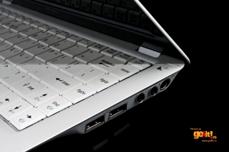 MSI X-Slim X320 - conectorii cu ornamente cromate