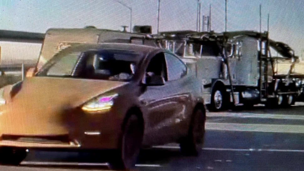 FOTO, VIDEO: Descoperirea făcută de un fan în apropierea fabricii Tesla din Fremont