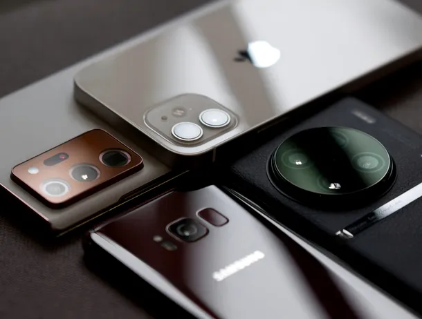 Segmentul telefoanelor premium atinge un nivel record în prima jumătate din 2026. Apple își păstrează poziția de lider