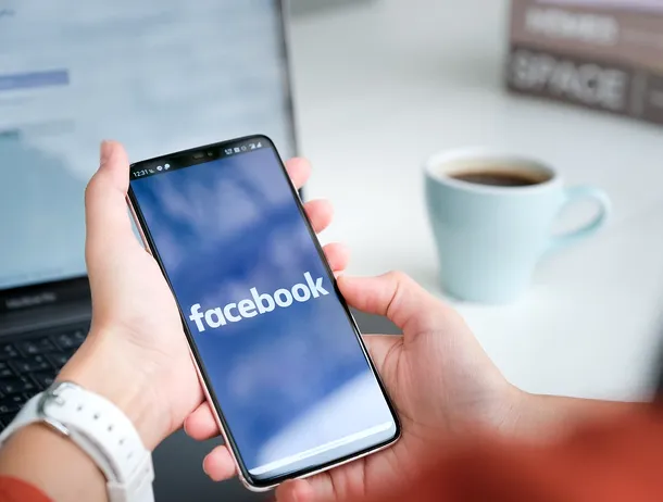 Elemente precum infinite scroll din Facebook și Instagram ar încălca legislația UE. Ce amendă riscă Meta
