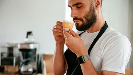 Dedeman are la reducere un espressor de cafea cu pompă de 20 bar. Costă 229 de lei și poate prepara inclusiv băuturi cu lapte