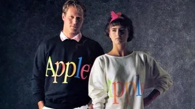 În 1986, Apple, o companie aflată în pană de idei, lansa propria linie de îmbrăcăminte şi accesorii [FOTO]