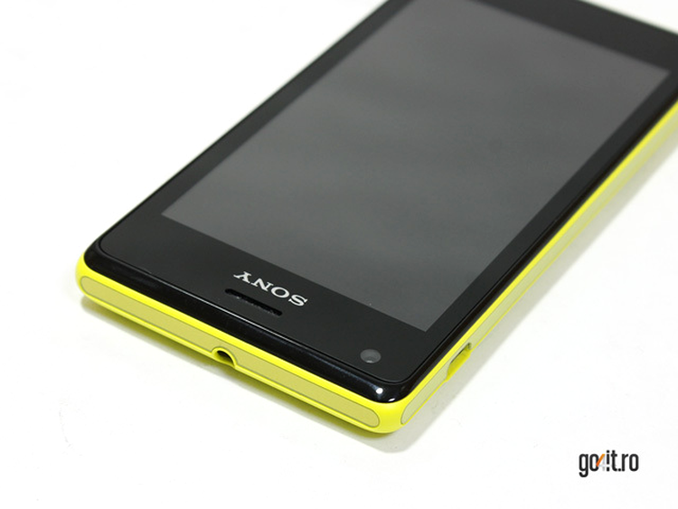 Sony Xperia M - conectorul pentru căşti şi cel microUSB