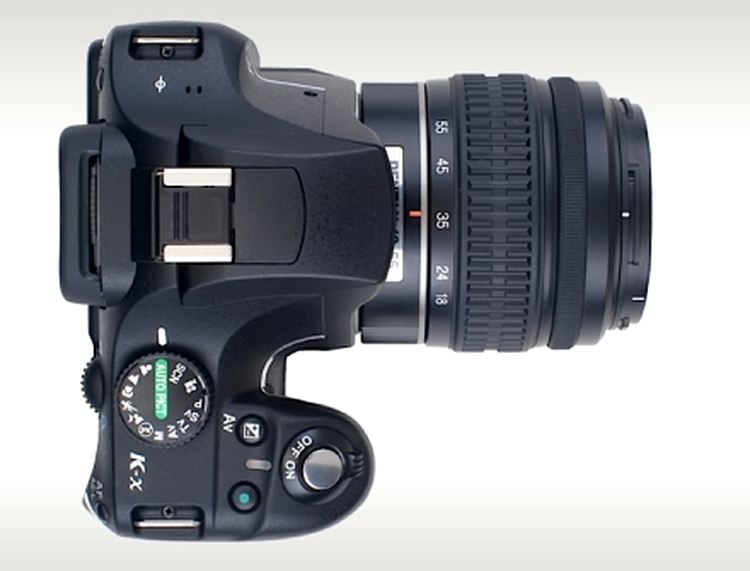 Pentax K-x se alimentează cu 4 baterii AA
