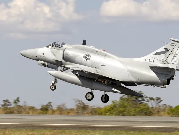 O legendă este retrasă din serviciu: A-4 Skyhawk, avionul care a scufundat un distrugător britanic în Falklands, înlocuit de F-16