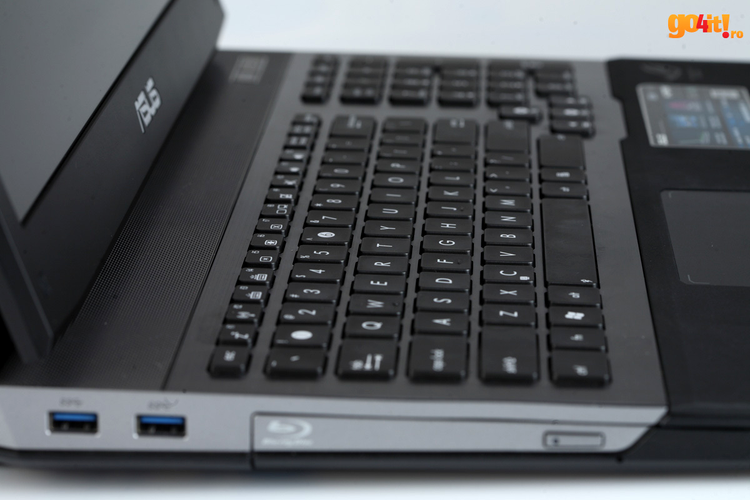 Asus G75VW - difuzoarele poziţionate la baza ecranului