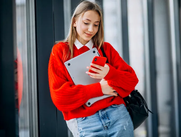 Franța interzice telefoanele mobile în licee: Noua lege îi ia pe nepregătite pe directori la început de an școlar