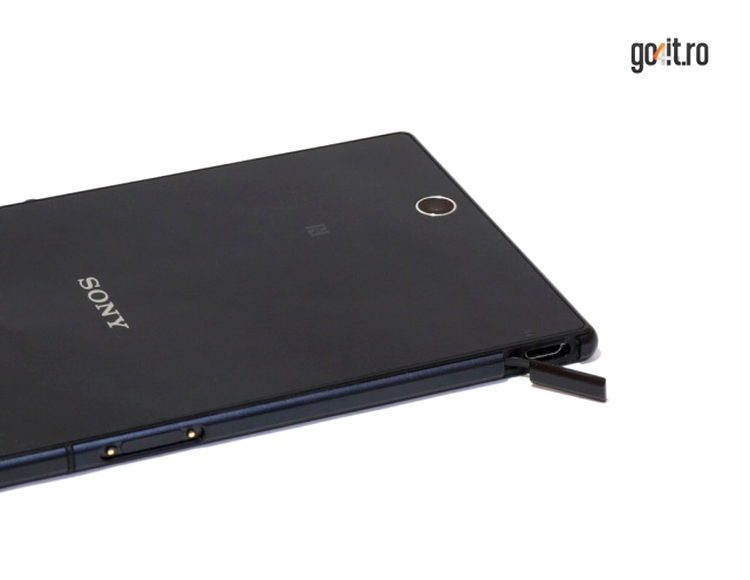 Sony Xperia Z Ultra - capacul pentru mufa microUSB