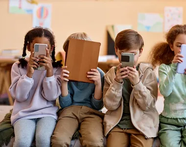 Raluca Turcan insistă cu restricționarea telefoanelor în școli și interzicerea pentru minori a rețelelor de socializare