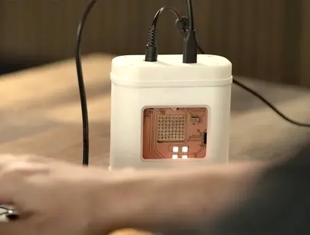 Un pasionat a construit o memorie USB de doar 64 de biți, inspirată din tehnologia folosită în programul Apollo – VIDEO