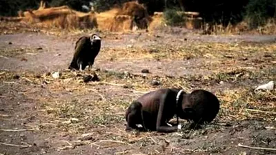 Povestea tristă a celebrei fotografii în care un vultur priveşte un copil muritor de foame