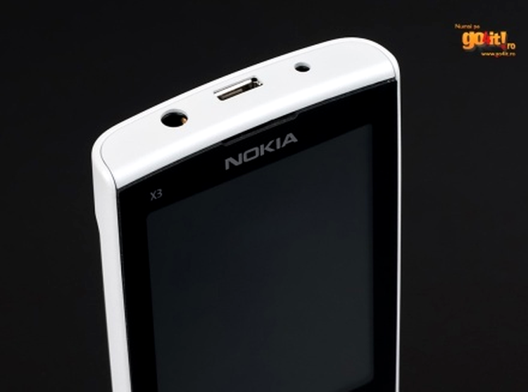 Nokia X3-02 se încarcă şi prin portul microUSB