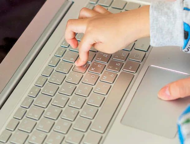 Proton a lansat „Born Private”, un program de rezervare a adreselor de e-mail menit să protejeze identitatea digitală a copiilor încă de la naștere