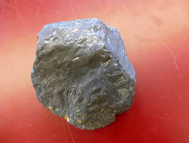 Pași pentru reluarea exploatării grafitului în zona Baia de Fier. Mineralul, necesar în industriile auto și tech