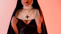BANCUL ZILEI. Bulă oprește mașina și ia o călugăriță: - Am visat mereu să te sărut!