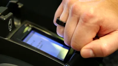 Visa introduce inelul pentru plăţi rapide, care te scapă de grija cardului de cumpărături