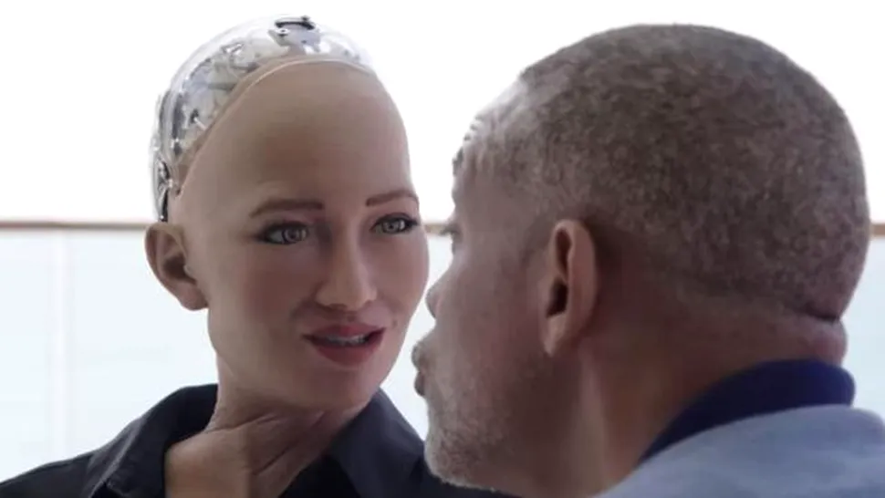 Actorul Will Smith a vrut să sărute androidul Sophia, dar s-a lovit de un zid