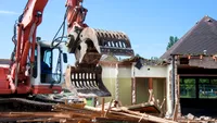 Demolarea caselor vechi, obligații legale în România. Ce prevede legea. Costuri ascunse pentru proprietari