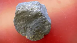 Pași pentru reluarea exploatării grafitului în zona Baia de Fier. Mineralul, necesar în industriile auto și tech