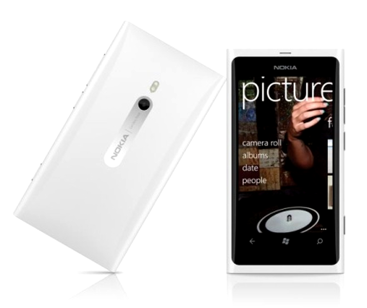 Nokia Lumia 800 cu carcasă albă, lucioasă