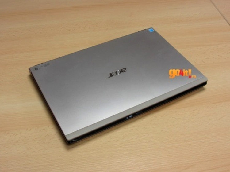 Acer Iconia 484G - un laptop obişnuit, la prima vedere