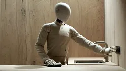 VIDEO | Păcăleală în robotică: Robotul umanoid care spăla perfect vasele era, de fapt, un om deghizat