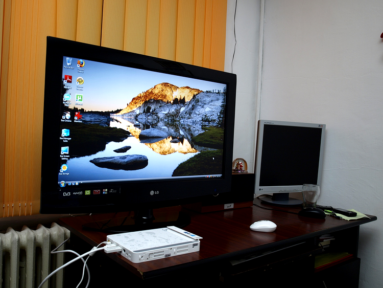 Asus Eee Box pe TV