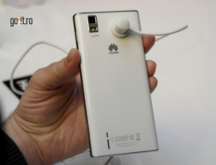 Huawei Ascend P2 - capacul este de plastic