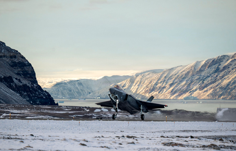un avion american f-35 aterizeaza la baza de la baza pituffik in groenlanda