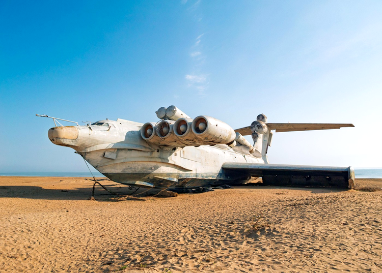 un ekranoplan abandonat din clasa lun pe o plaja pustie de langa marea caspica