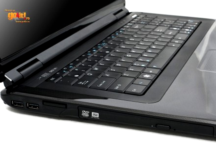 Pentru clasa în care se încadrează, Asus K70 are un profil subţire