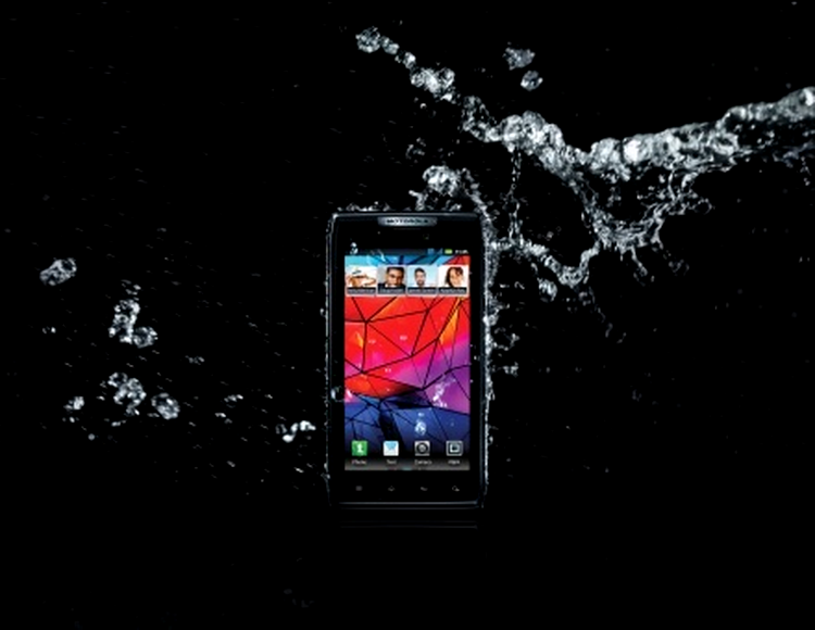 Motorola RAZR este rezistent la stropire