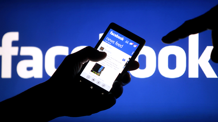 Facebook va cronometra timpul petrecut de utilizatori citind postările din News Feed