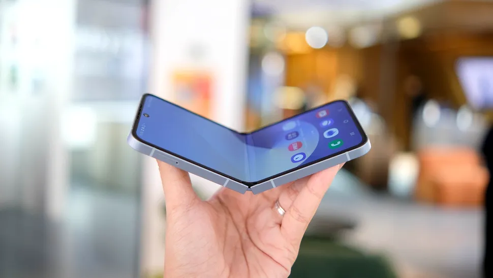 Samsung lansează un smartphone triplu pliabil împreună cu Galaxy Z Fold7 și Flip7
