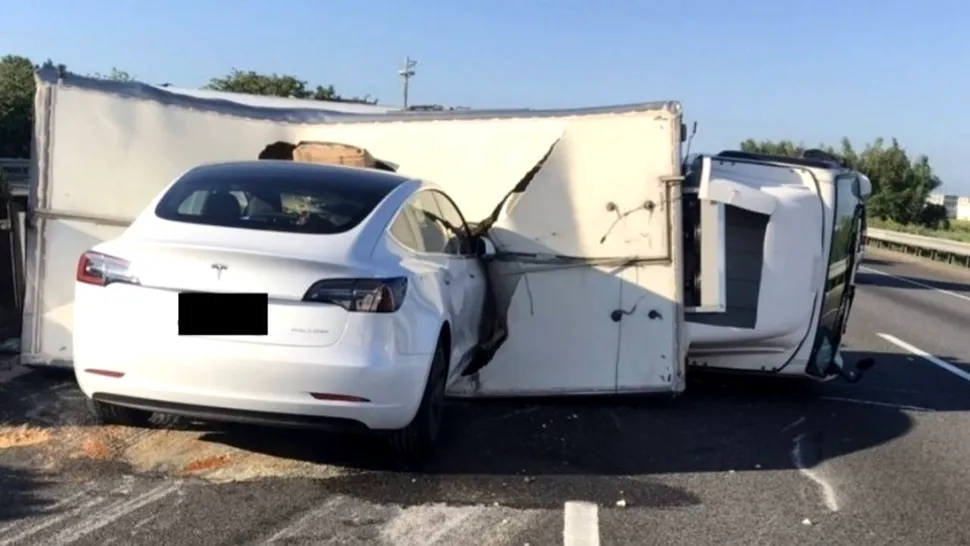 Accident cauzat de Tesla Autopilot: nu a văzut un camion răsturnat în drum