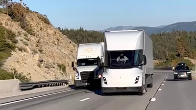 VIDEO: Privește cum Tesla Semi depășește lejer alte camioane pe o rampă