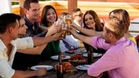 Cât costă o ieșire în oraș în România. Prețurile pentru cafenea, bar, cinema, teatru și club