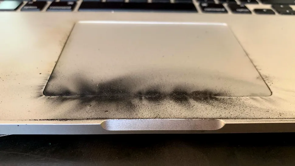 Cum reacționează un MacBook la folosirea unui cablu USB-C contrafăcut