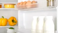 Alimente pe care niciodată să nu le ții pe ușa frigiderului. Riști să faci toxiinfecție alimentară