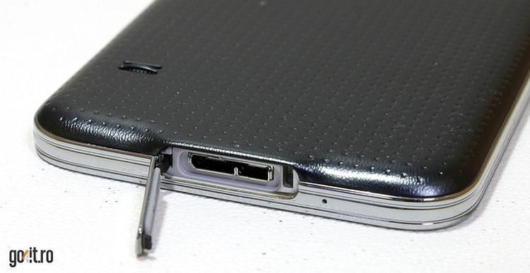 Samsung Galaxy S5 - conectorul Micro USB 3.0 este ascuns după un capac protector