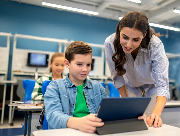 SUA au cheltuit 30 mld. de dolari pentru a înlocui manualele școlare cu laptopuri și tablete: A rezultat prima generație cu capacități cognitive inferioare celor ale părinților